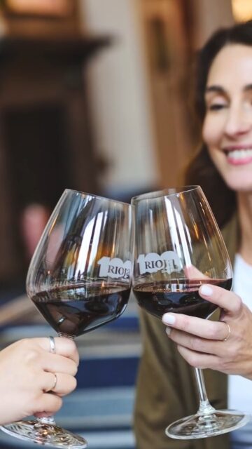 Host your best holiday gatherings yet. Find the Rioja wines & pairing recipes that will impress your guests all season long, using the link in our bio.