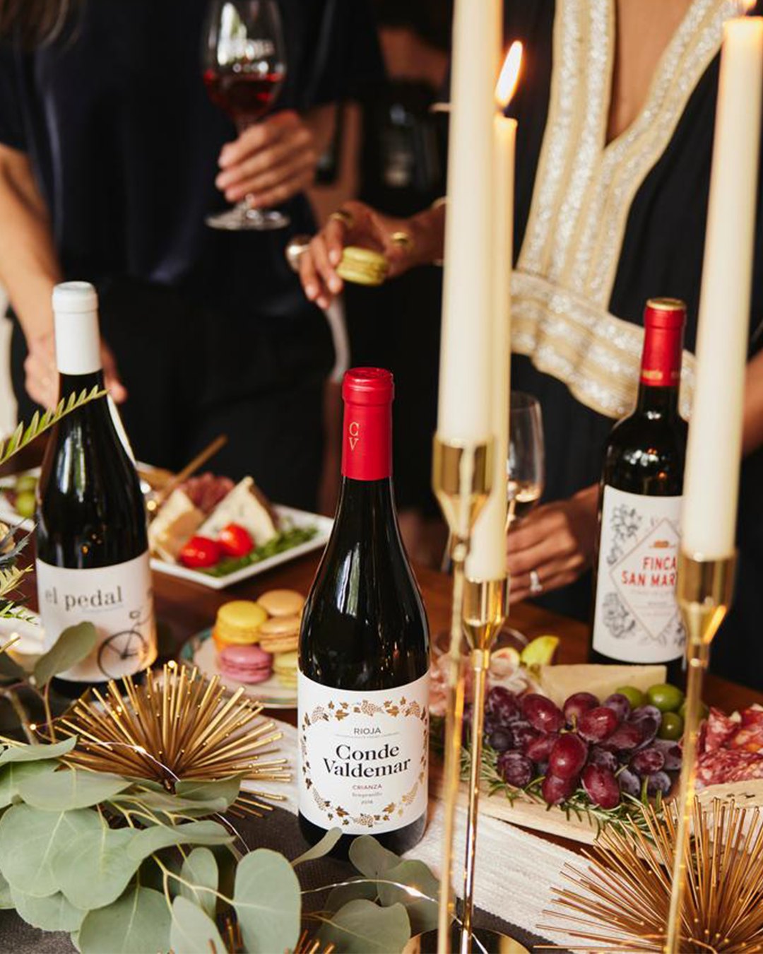 A perfect harmony to pair with your holidays. Rioja Crianzas always capture a stunning balance between fruit and wood aromas. Find them in our Wine Locator, using the link in our bio.