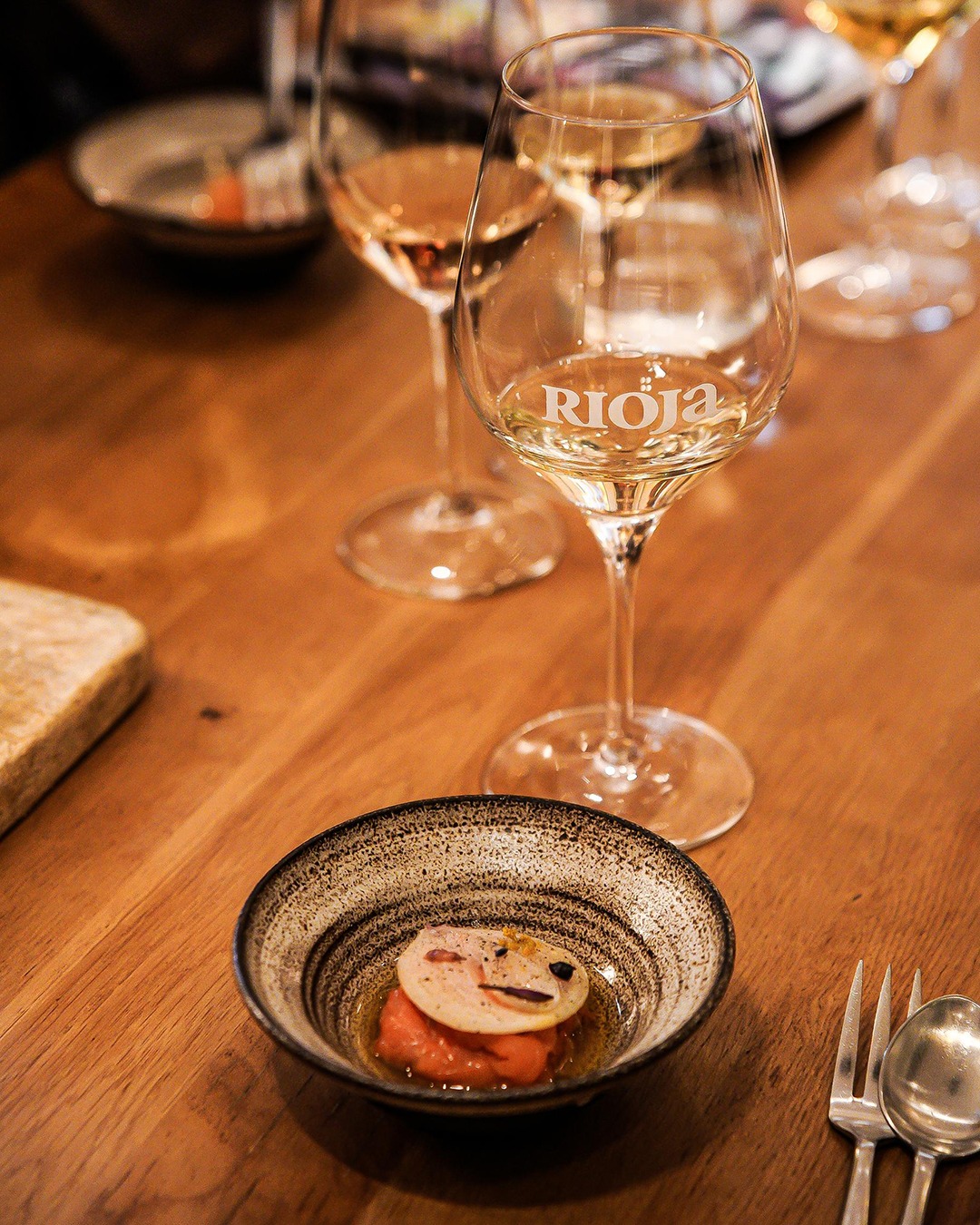 Try an absolutely delicious duet for dinner. A Rioja white is an excellent companion for salmon, in addition to anyone who has exceptional taste.